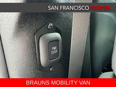 Used 2025 Toyota Sienna XLE image 23