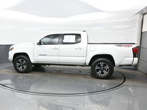Used 2018 Toyota Tacoma TRD Sport image 3