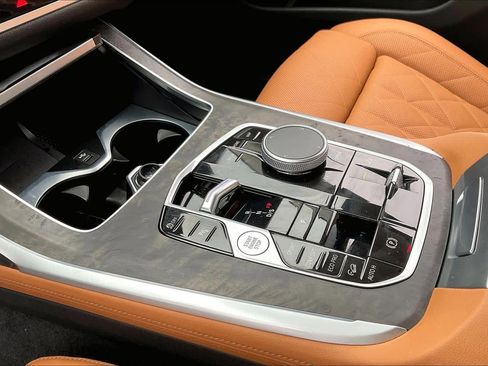 Used 2025 BMW X7 xDrive40i w/ Premium Package image 17