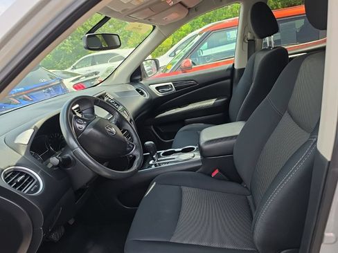 Used 2019 Nissan Pathfinder SV FWD image 3