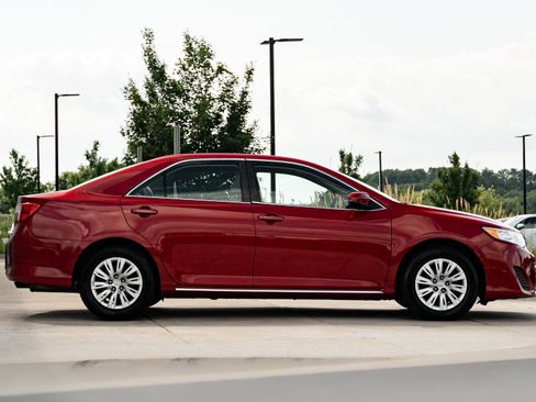 Used 2014 Toyota Camry LE FWD image 3