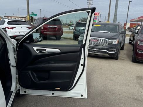 Used 2019 Nissan Pathfinder SL image 16