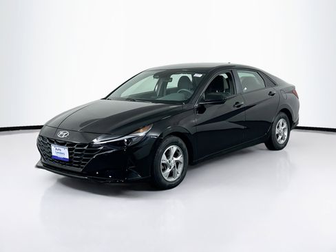 Used 2023 Hyundai Elantra SE w/ Preferred Accessory Package image 1