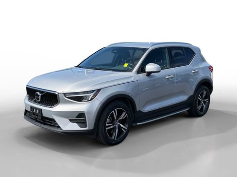 Used 2023 Volvo XC40 B5 Core AWD/4WD image 1