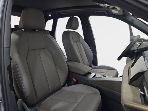 Used 2025 Audi Q5 Premium Plus w/ Premium Plus image 12