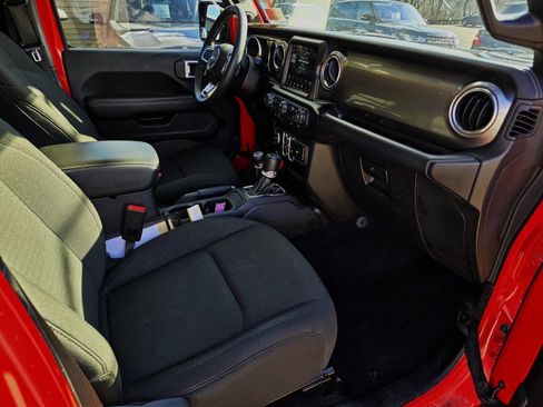 Used 2019 Jeep Wrangler Unlimited Sahara image 28