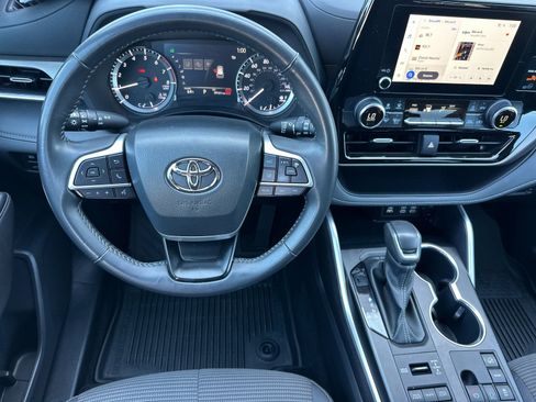 Used 2024 Toyota Highlander LE AWD/4WD image 15