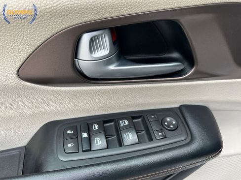Used 2017 Chrysler Pacifica Touring-L FWD image 32