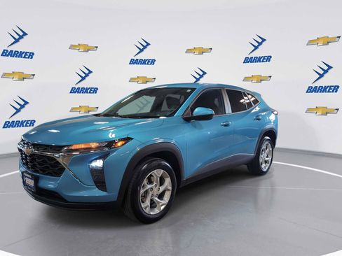 Used 2025 Chevrolet Trax LS w/ LS Convenience Package image 4