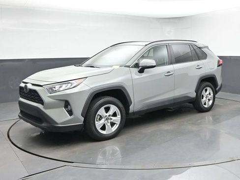 Used 2021 Toyota RAV4 XLE w/ Convenience Package FWD image 4