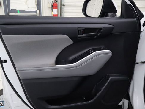 Used 2023 Toyota Highlander L image 13