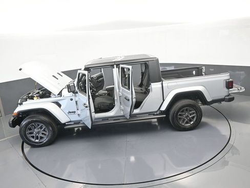 Certified 2024 Jeep Gladiator Sport image 58