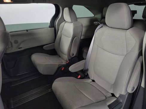 Used 2024 Toyota Sienna LE image 18