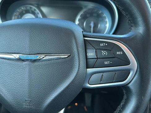 Used 2017 Chrysler 300 Limited image 29