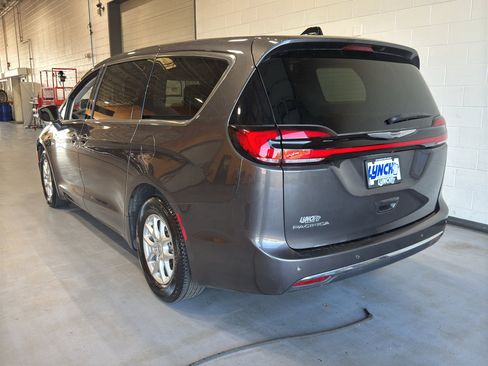 Used 2023 Chrysler Pacifica Touring-L image 3