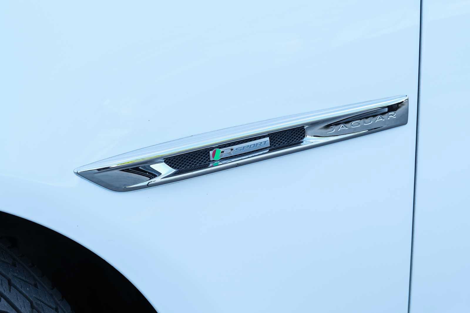 Used 2017 Jaguar XJ R-Sport RWD image 4