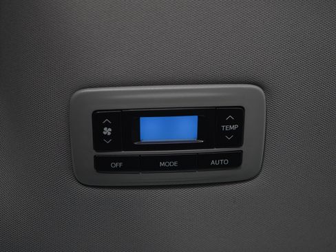Used 2020 Toyota Sienna SE w/ Carpet Mat Package FWD image 17