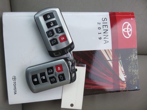 Used 2019 Toyota Sienna XLE FWD image 35
