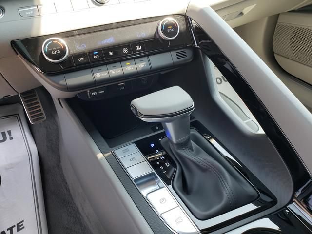 Certified 2025 Hyundai Elantra SEL FWD image 8