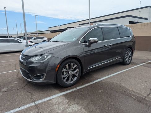 Used 2018 Chrysler Pacifica Limited w/ Tire & Wheel Group FWD image 7