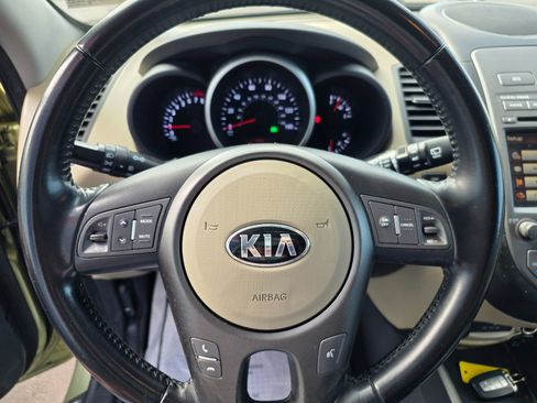 Used 2013 Kia Soul ! w/ Premium Pkg image 16