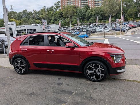 Used 2024 Kia Niro SX Touring image 5