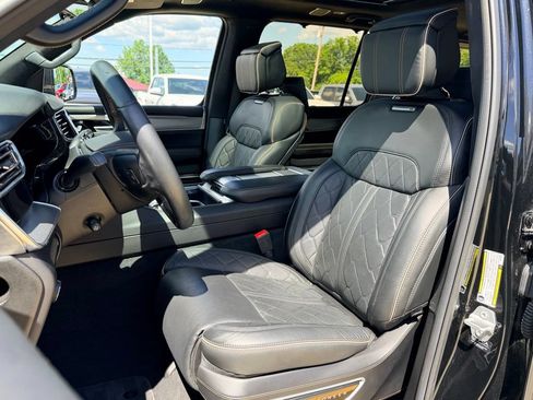 Used 2022 Jeep Grand Wagoneer Series III w/ Rear Seat Video Group 1 AWD/4WD image 9