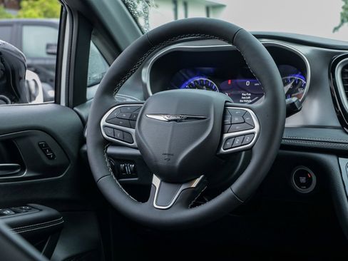New 2026 Chrysler Pacifica Select image 22