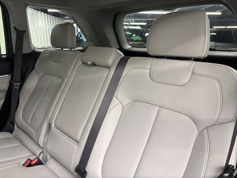 Used 2022 Jeep Grand Cherokee Overland w/ Luxury Tech Group IV AWD/4WD image 12
