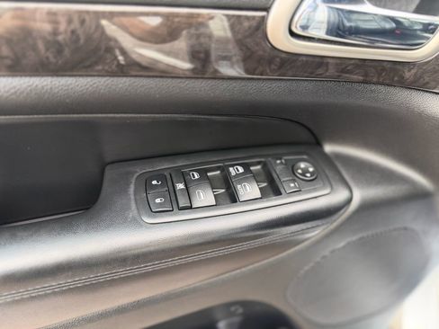 Used 2012 Jeep Grand Cherokee Laredo w/ Laredo E Group AWD/4WD image 25