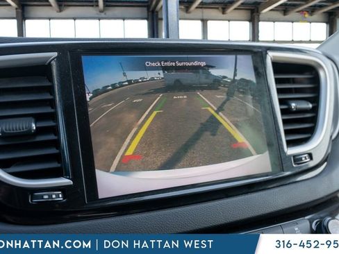 Used 2022 Chrysler Pacifica Touring-L FWD image 18