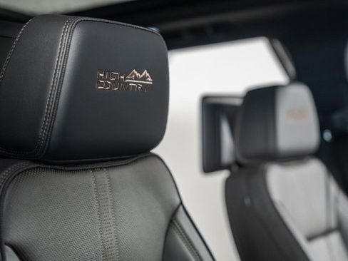 New 2026 Chevrolet Suburban High Country image 43