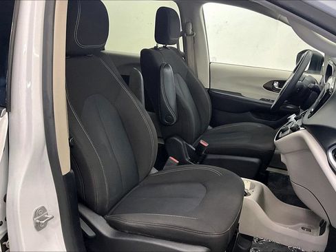 Used 2023 Chrysler Voyager LX FWD image 6