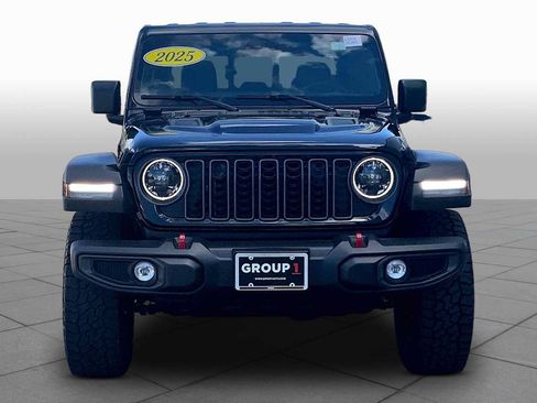 Used 2025 Jeep Gladiator Rubicon w/ Convenience Group AWD/4WD image 4