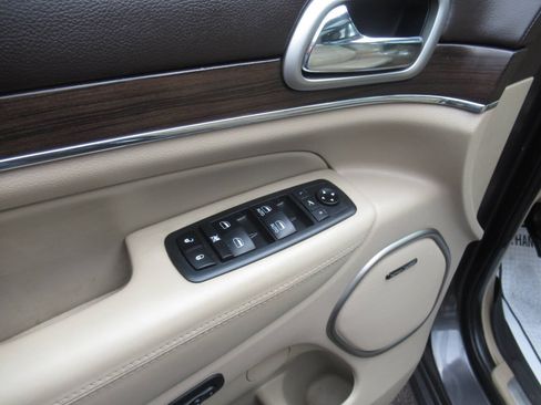Used 2018 Jeep Grand Cherokee Overland AWD/4WD image 24