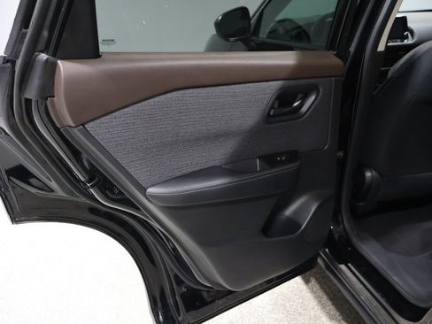 Used 2022 Nissan Rogue S image 19