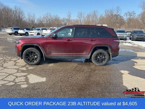 Used 2025 Jeep Grand Cherokee Altitude image 2