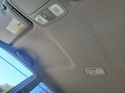 Used 2004 Toyota Highlander V6 2WD with 3rd-Row Seat image 25