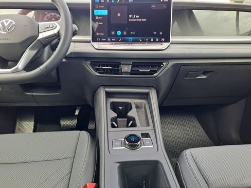 New 2025 Volkswagen Tiguan SE image 22