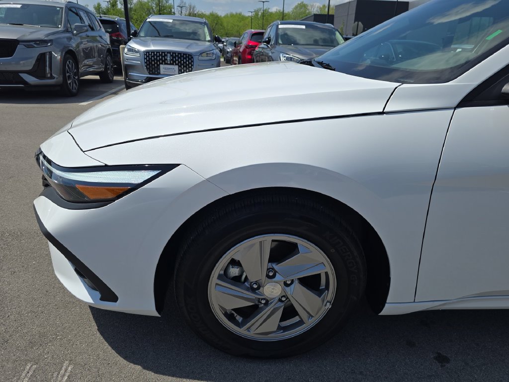 Used 2025 Hyundai Elantra SE FWD image 11
