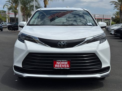 New 2026 Toyota Sienna LE FWD image 5