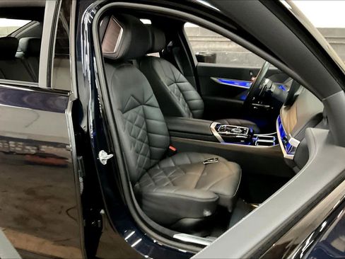 Used 2025 BMW 740i w/ Premium Package image 10