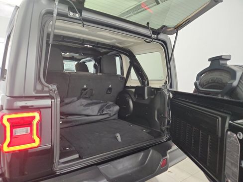 Used 2019 Jeep Wrangler Unlimited Sahara image 33