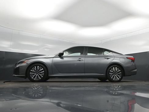 Used 2024 Nissan Altima 2.5 SV FWD image 39