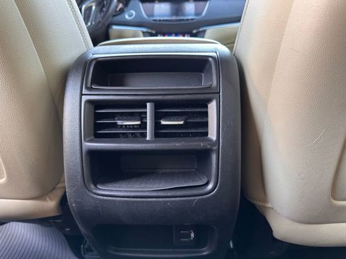 Used 2019 Cadillac XT5 FWD image 16