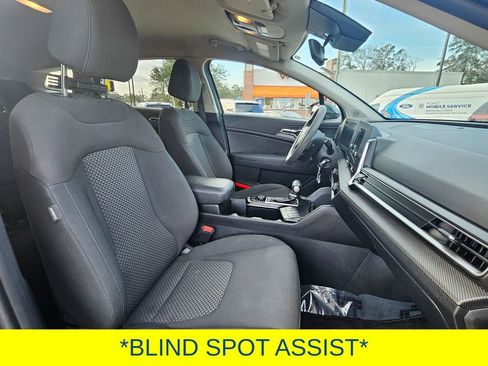 Used 2023 Kia Sportage LX image 9