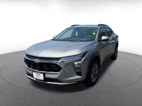 Used 2025 Chevrolet Trax LT FWD image 7