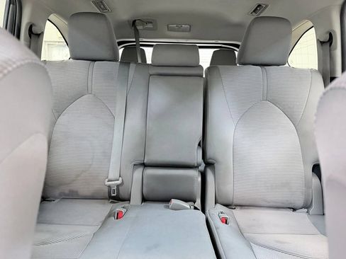 Used 2022 Toyota Highlander LE AWD/4WD image 17
