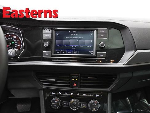 Used 2020 Volkswagen Jetta SE w/ SE Cold Weather Package image 12