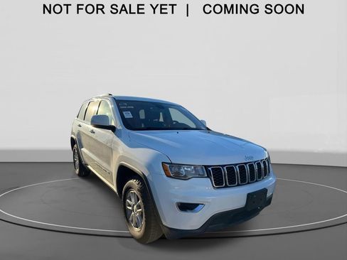 Used 2020 Jeep Grand Cherokee Laredo image 1